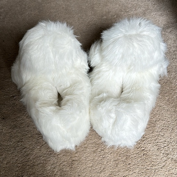 abominable snowman slippers - Picture 3 of 5